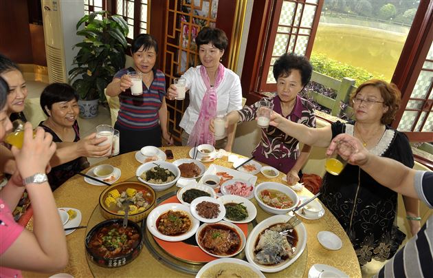 夕阳无限好，重阳共欢乐——记棠中外语学校重阳节敬老活动