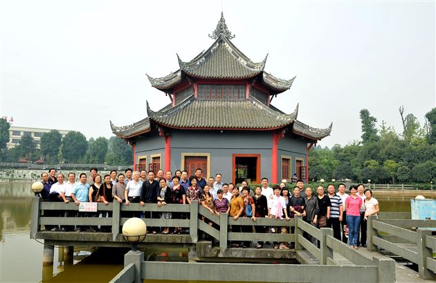 夕阳无限好，重阳共欢乐——记棠中外语学校重阳节敬老活动