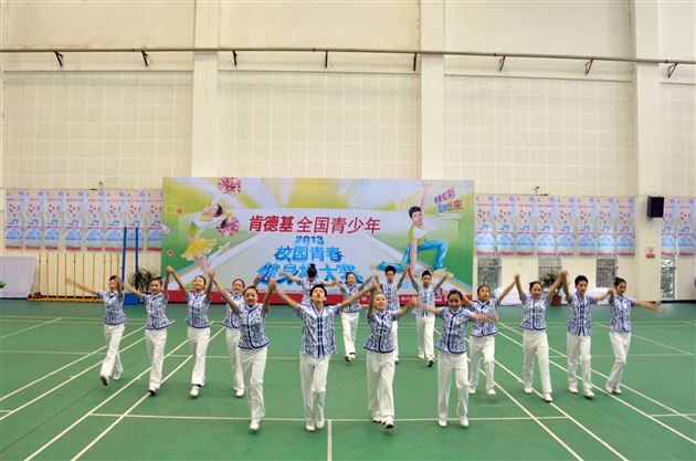 棠外啦啦操班代表双流县参加肯德基全国青少年校园青春健身操（成都站）比赛荣获两项总冠军