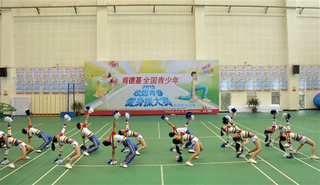 棠外啦啦操班代表双流县参加肯德基全国青少年校园青春健身操（成都站）比赛荣获两项总冠军