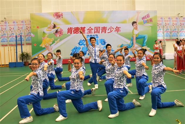 棠外啦啦操班代表双流县参加肯德基全国青少年校园青春健身操（成都站）比赛荣获两项总冠军