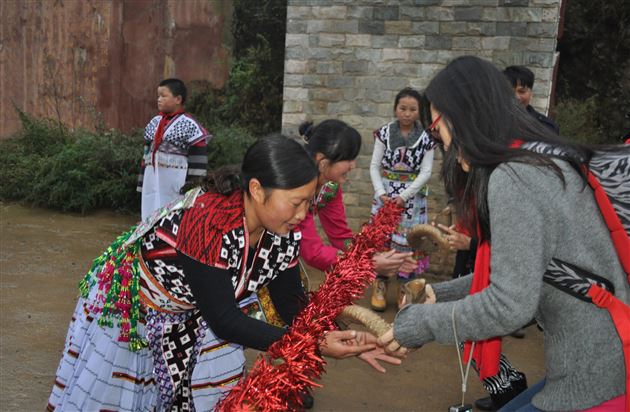 播种大爱 收获希望——棠中外语学校第四次云南五星苗寨回访德育活动暨捐建教学楼落成仪式