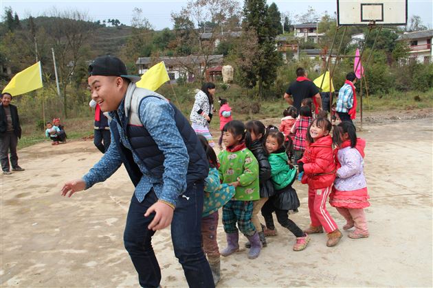 播种大爱 收获希望——棠中外语学校第四次云南五星苗寨回访德育活动暨捐建教学楼落成仪式