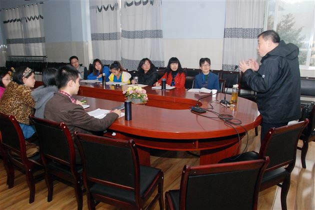 棠外附小举行“双语教育研究与双语教学实验”讲座