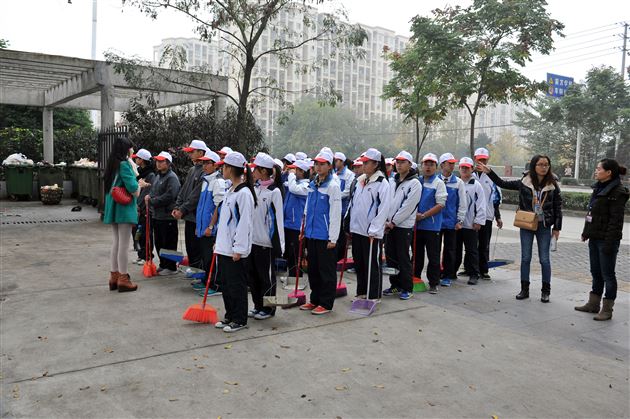 走出校园献爱心 社区服务你我他——记棠外爱心社社区服务活动