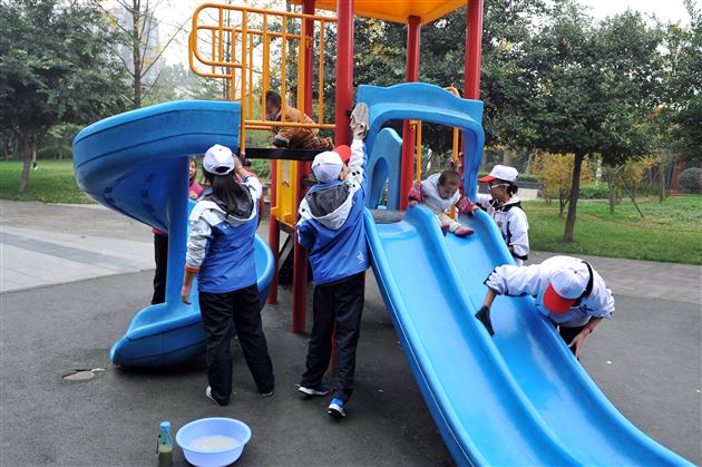 走出校园献爱心 社区服务你我他——记棠外爱心社社区服务活动