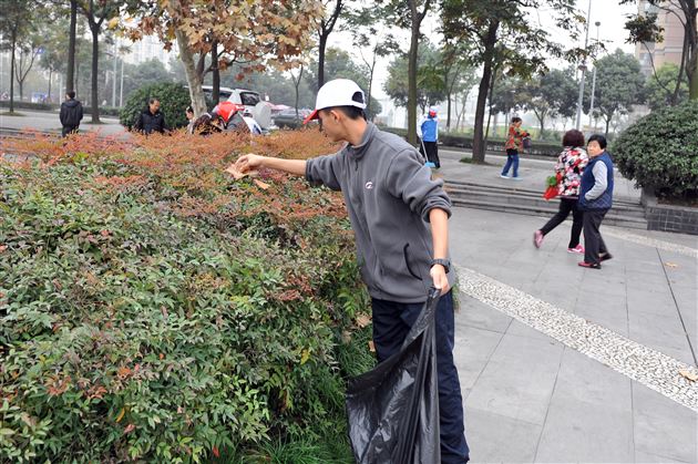 走出校园献爱心 社区服务你我他——记棠外爱心社社区服务活动