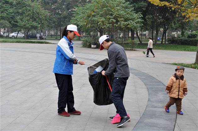 走出校园献爱心 社区服务你我他——记棠外爱心社社区服务活动