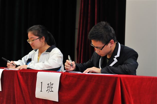 一笔一天地  一点一乾坤——记棠外高2012级学生读书系列活动之“汉字英雄”大赛