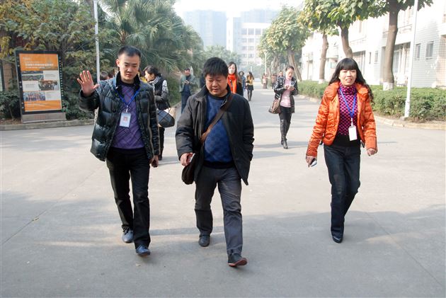 家校携手促发展——棠外附小第十届家委会委员到校听课参观