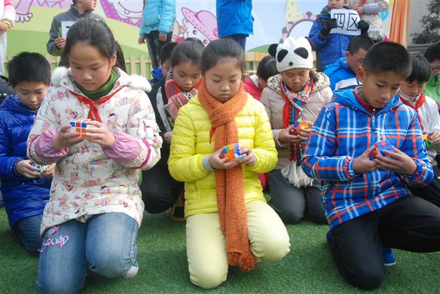 魔幻双手，神奇思维——棠外附小举行首届魔方大赛