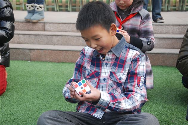 魔幻双手，神奇思维——棠外附小举行首届魔方大赛