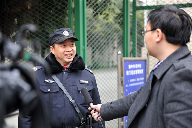 诚信立人 小人物彰显大道德——记棠外保安宋建成拾金不昧传递正能量