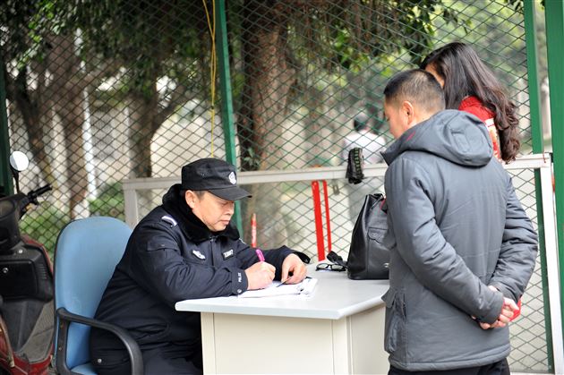 诚信立人 小人物彰显大道德——记棠外保安宋建成拾金不昧传递正能量