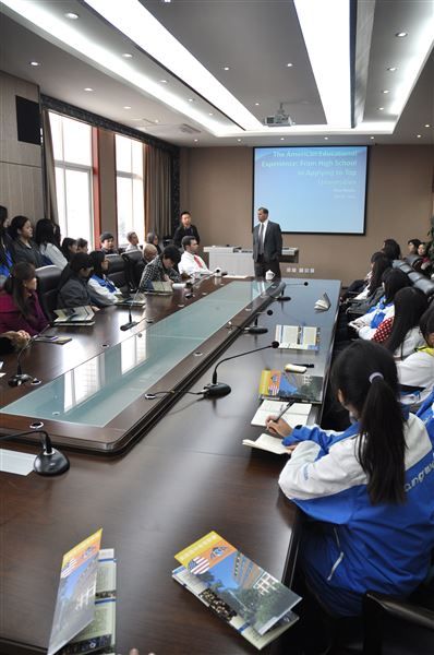 哈佛大学首席面试官Dave博士一行到棠外举办讲座