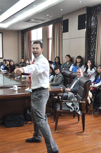 哈佛大学首席面试官Dave博士一行到棠外举办讲座