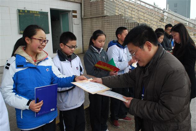 园中青青葵，向阳渐次开——棠外举行初2013级上学期学生表彰总结大会