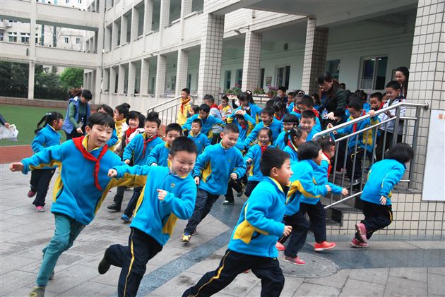 为生命赢得时间——棠外附小成功组织学生紧急逃生疏散演练活动