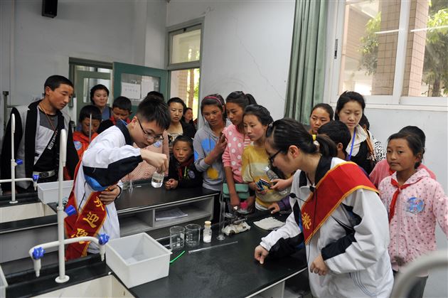 春风化语润心田 汉藏学子共成长 ——记甘孜巴塘师生到棠外参观学习