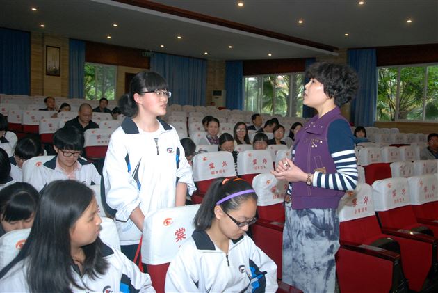 立三尺讲台 展教师风采——双流县第八届高中政治学科大比武决赛在棠外举行 