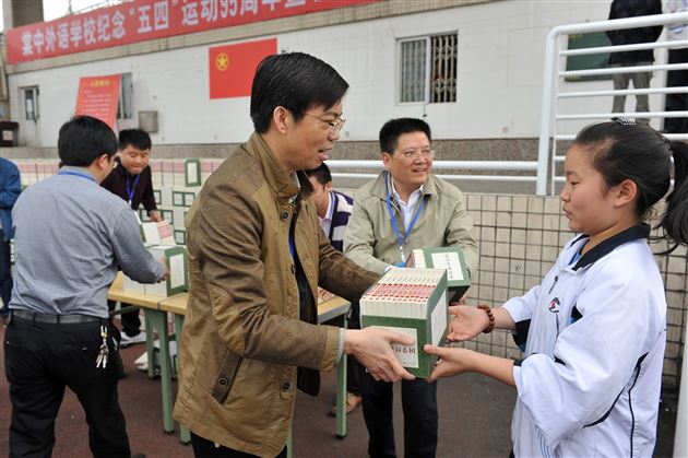 棠外纪念“五四”运动95周年暨《国学经典读本》赠书仪式隆重举行