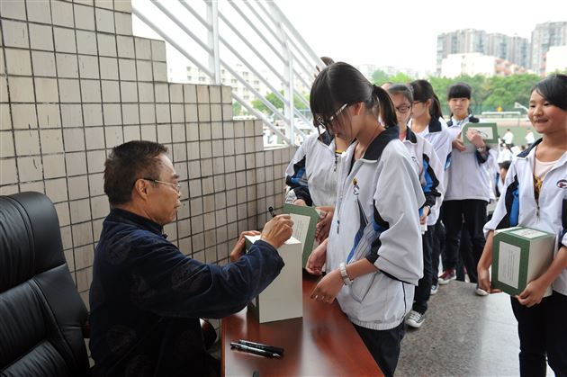 棠外纪念“五四”运动95周年暨《国学经典读本》赠书仪式隆重举行