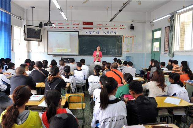 搭建沟通桥梁 共铸美好未来——记棠外初2012级家长会