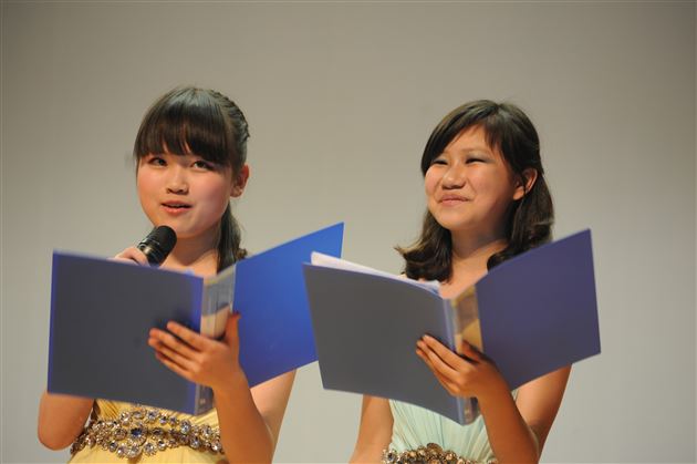 棠外举办初2012级英语活动月话剧比赛