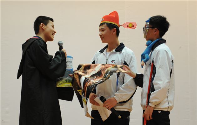 棠外举办初2012级英语活动月话剧比赛