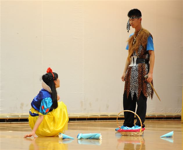 棠外举办初2012级英语活动月话剧比赛