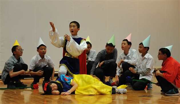 棠外举办初2012级英语活动月话剧比赛