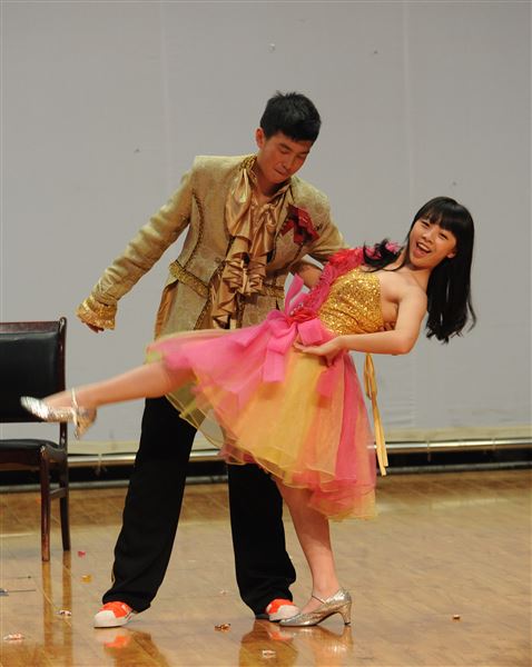 棠外举办初2012级英语活动月话剧比赛