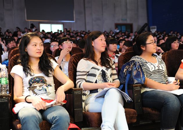 棠外举办初2012级英语活动月话剧比赛