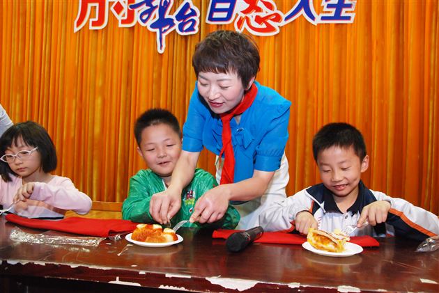 学习中西餐桌礼仪 做“明礼行孝”附小人——记棠外附小一二年级家长义工课堂