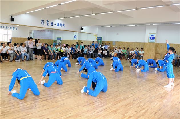 棠外教师鲁敏献课国培计划（达州市）中小学体育骨干教师培训班