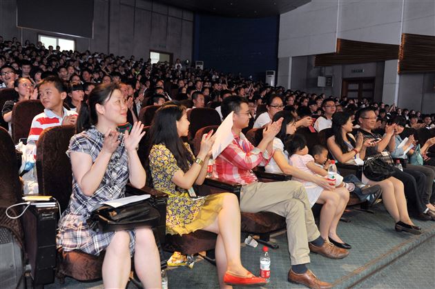 歌舞青春 律动生命——棠外初2013级“Hello，idols!”英语卡拉OK大赛圆满落幕