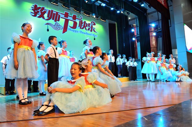 棠外隆重举行第三十个教师节庆祝暨表彰大会