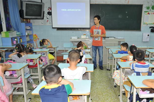 月到中秋分外明 感念师恩双节行