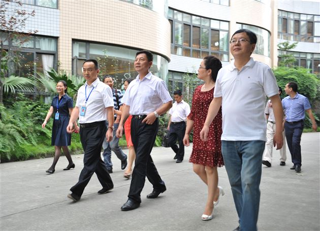 省教育厅纪工委书记狄志军一行视察我校开学工作