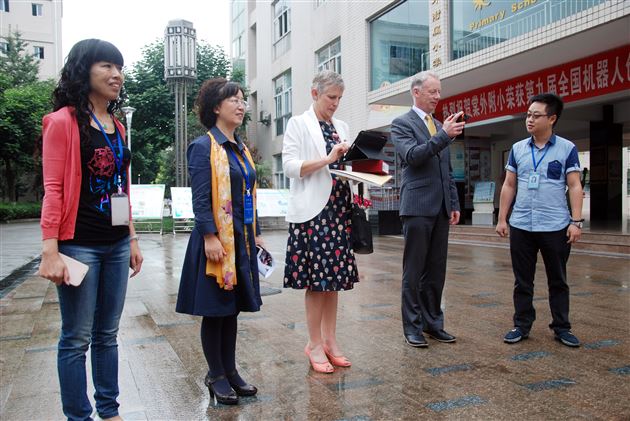 新西兰基督城访问团莅临棠外附小和老师同学亲切交流