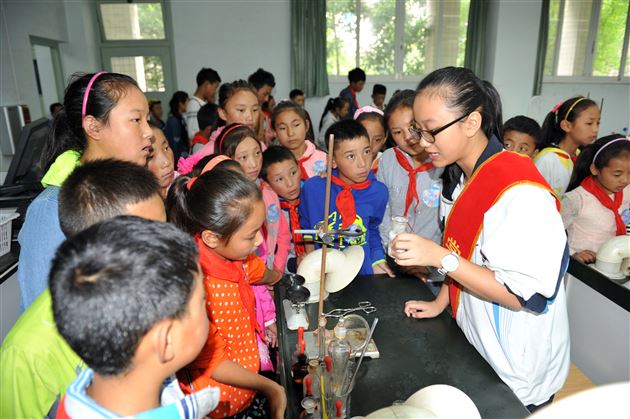 携手迎未来 共开友谊花 ——记2014年巴塘师生赴棠外参观学习 