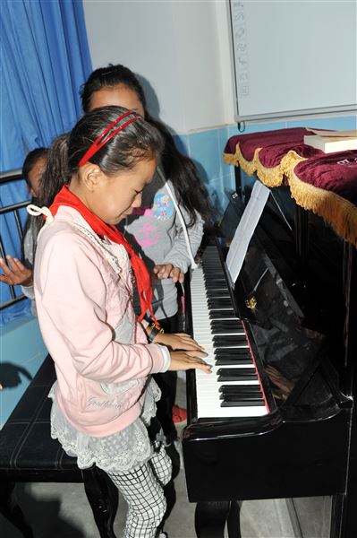 携手迎未来 共开友谊花 ——记2014年巴塘师生赴棠外参观学习 