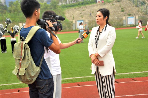 棠外代表县教育局参加“运动成都”2014年“系列校园青春健身操”比赛夺冠