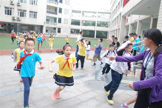 珍爱生命 安全第一——棠外附小成功举行紧急疏散演练