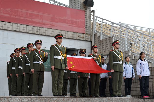 棠外隆重举行新老国旗班交接表彰仪式