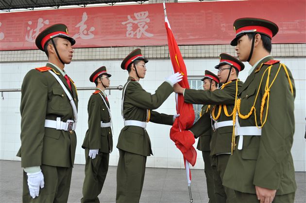 棠外隆重举行新老国旗班交接表彰仪式