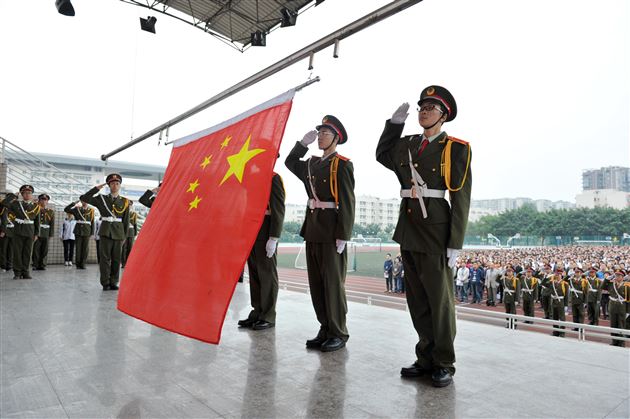 棠外隆重举行新老国旗班交接表彰仪式