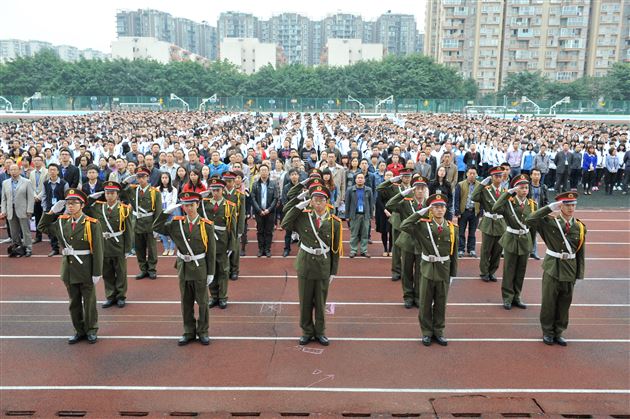 棠外隆重举行新老国旗班交接表彰仪式