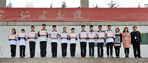 棠外隆重举行新老国旗班交接表彰仪式