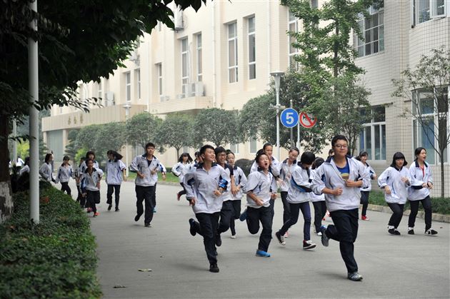 增强逃生技能，构建平安校园——棠外初中部开展师生应急逃生演练